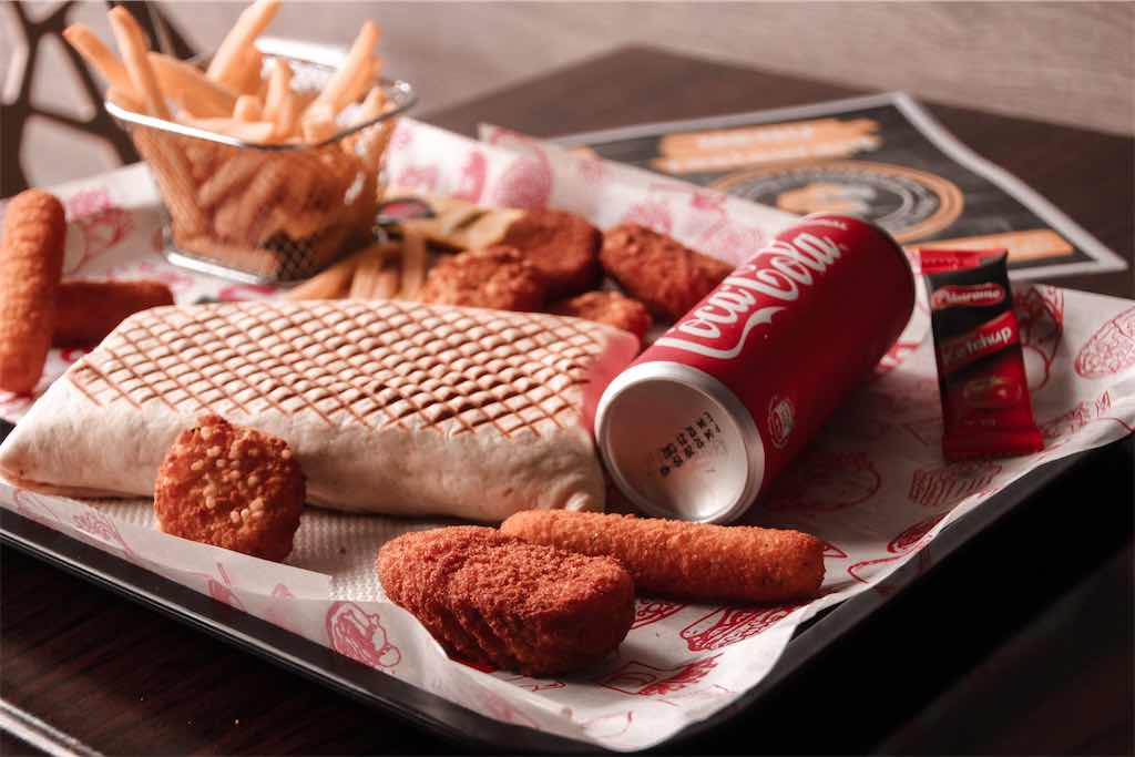 Bandeja com bata frita e lata de coca cola