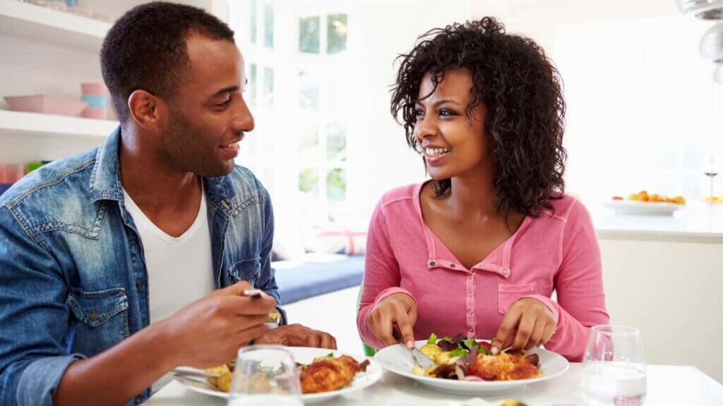 Casal comendo comida saudável em casa