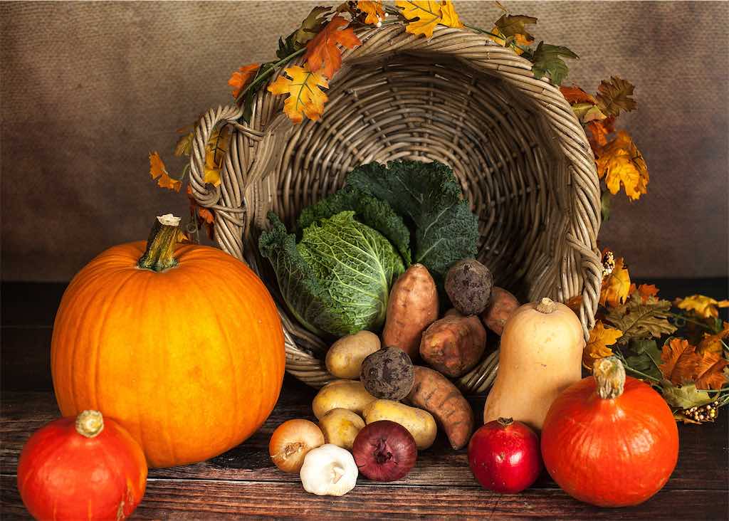 Cesta com verduras e legumes para dieta hipocalórica