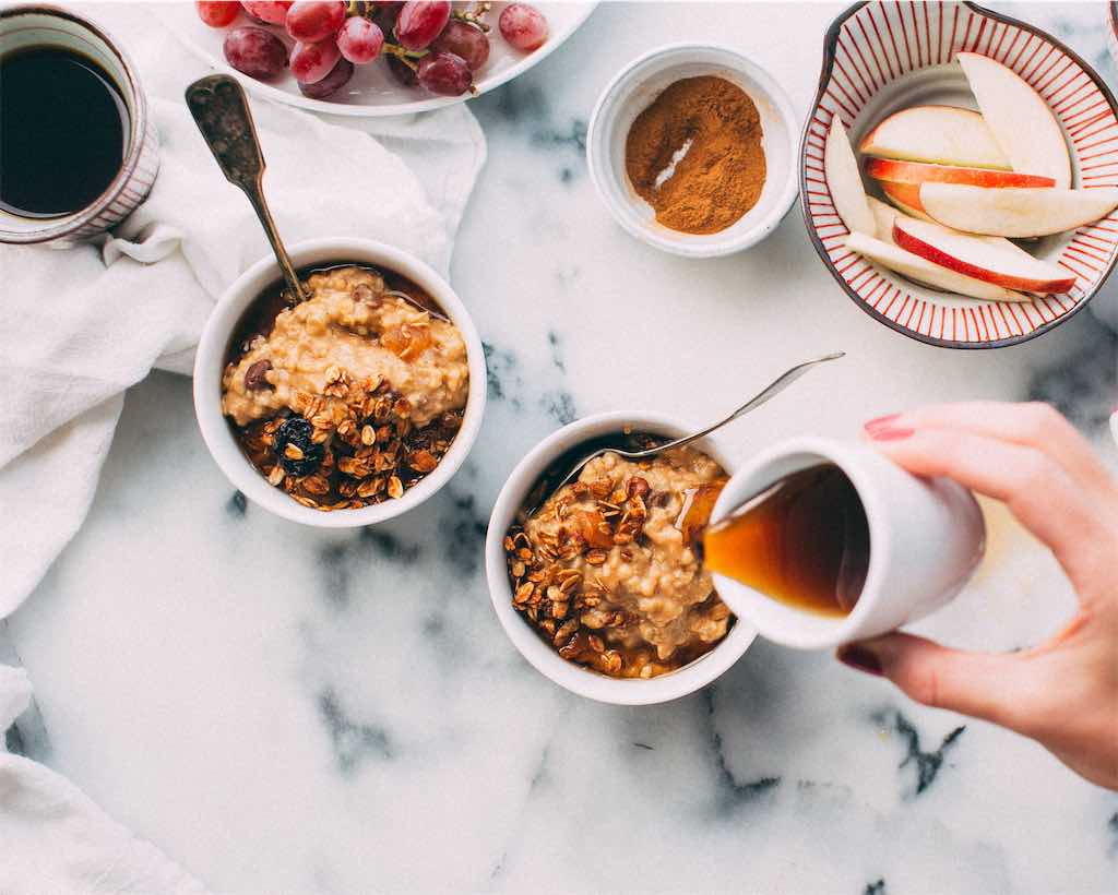 Mesa com pode de granola.