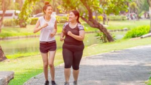 Gordo e magro fazendo exercício para perder peso