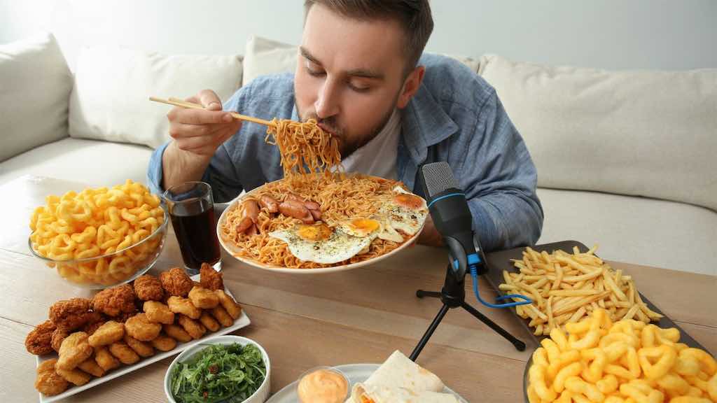 Homem comendo muito tentando reduzir o apetite