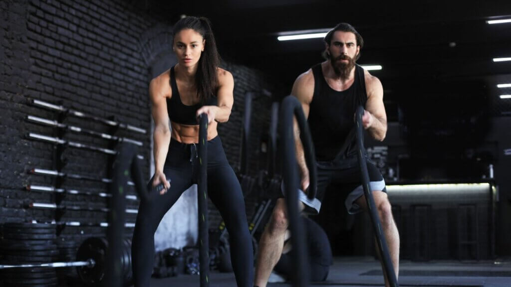 Homem e mulher fazendo treino funcional