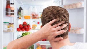 Homem fazendo uma reeducação alimentar