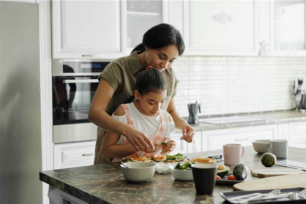 Mãe preparando alimentação saudável