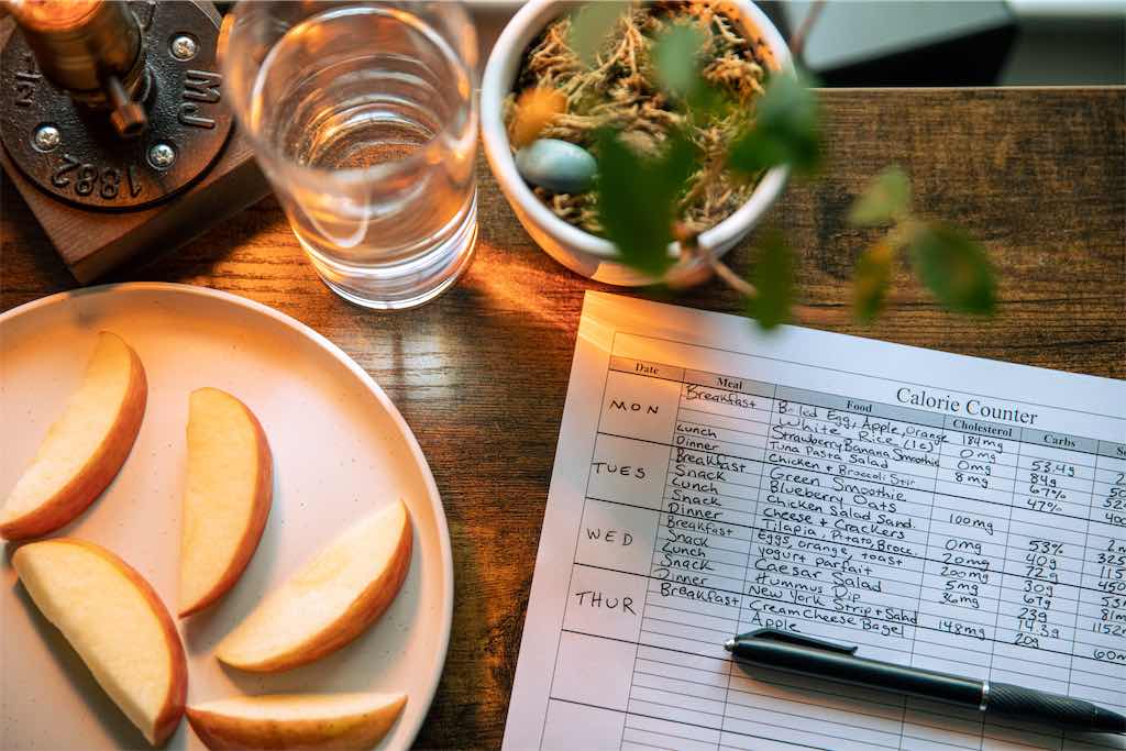 Mesa com papel para contagem de calorias