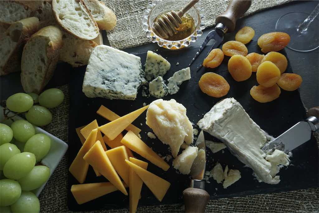Mesa com diversos laticínios, como queijo
