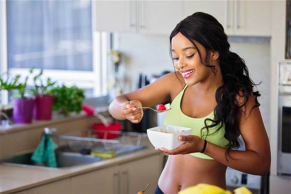 mulher fazendo alimentação balanceada