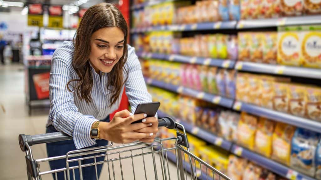 Mulher fazendo compra saudável no mercado