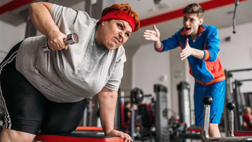 Mulher fazendo musculação para queima gordura