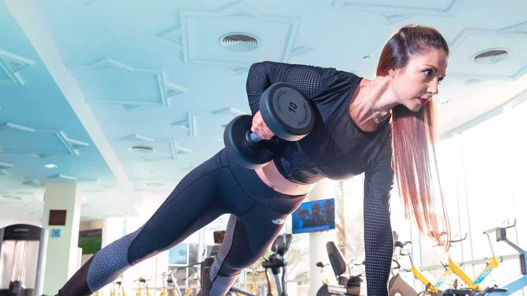 Mulher fazendo treino de força para emagrecer