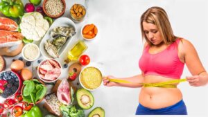 Mulher medindo cintura para dieta das 3000 calorias
