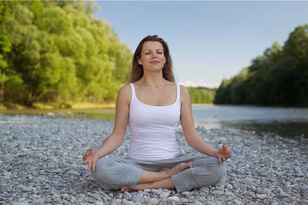 Mulher praticando yoga