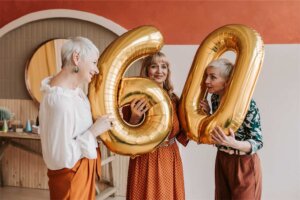 Mulheres com 60 anos magras comemorando