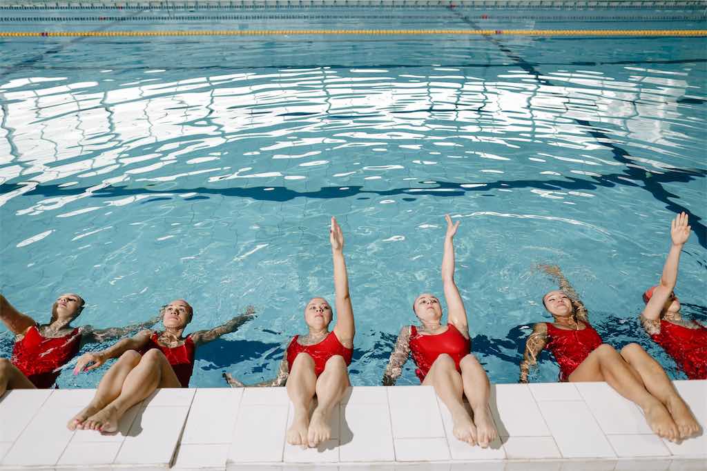 Mulheres na piscina fazendo ginastica