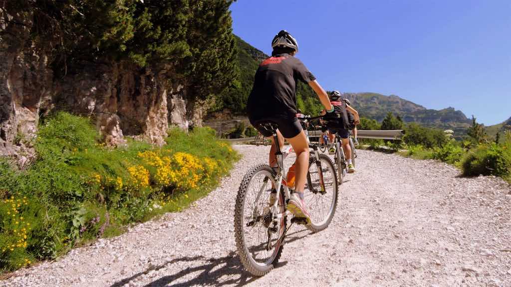 Pessoas em uma trilha andando de bicicleta