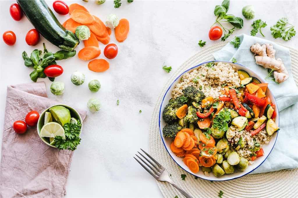 Mesa com alimentos para uma dieta mediterrânea